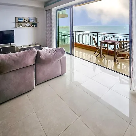 Modern Seafront 3-bedroom With Spectacular Views *