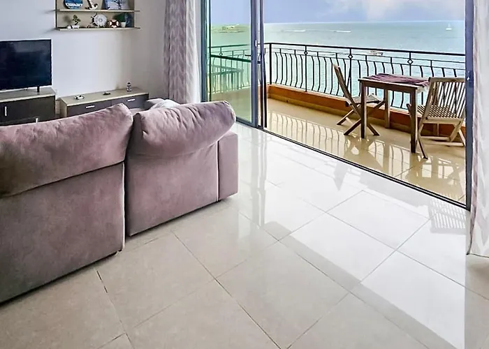 Modern Seafront 3-bedroom With Spectacular Views *