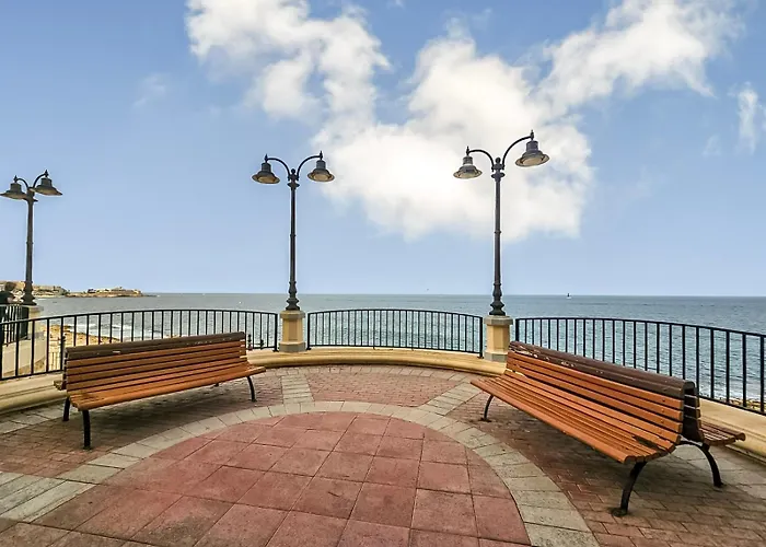 Modern Seafront 3-bedroom With Spectacular Views *