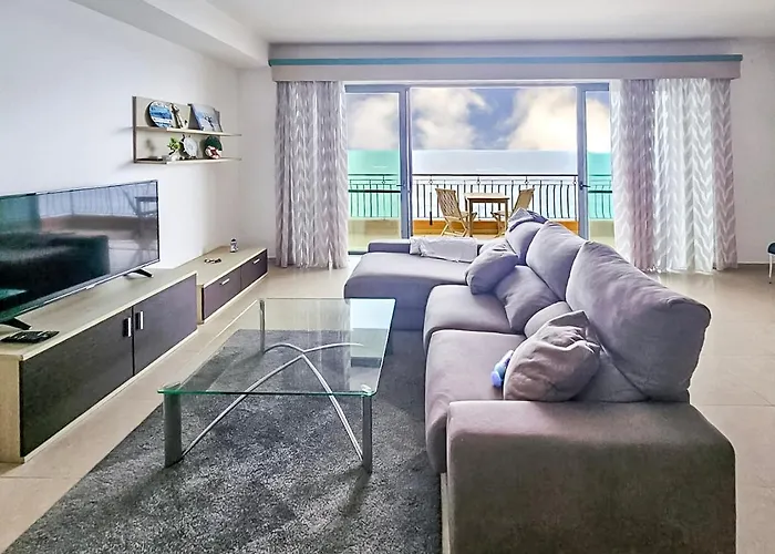 Modern Seafront 3-bedroom With Spectacular Views