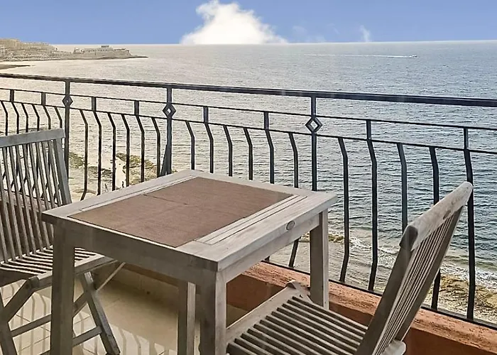 Modern Seafront 3-bedroom With Spectacular Views *