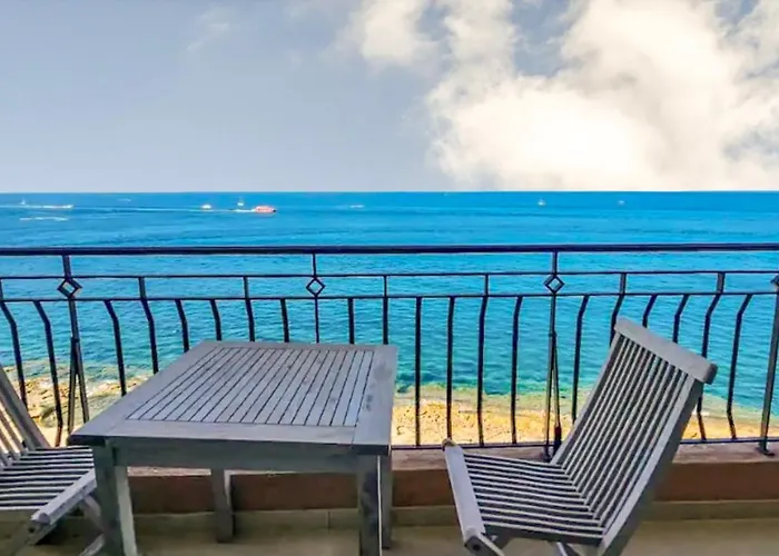 Апартаменты Modern Seafront 3-bedroom With Spectacular Views *